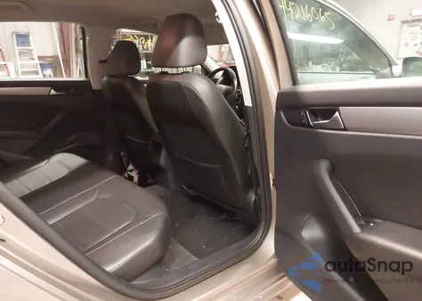 2015 Volkswagen Passat 1.8T Wolfsburg Edition z USA, uszkodzony, nr VIN 1VWAT7A37FC048547